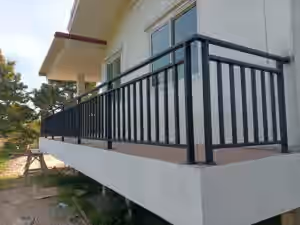ผลงาน รับติดตั้งราวกั้นกระจก ราวระเบียงกันตก ราวบันไดกระจกเทมเปอร์ - glass-railing-3.jpg