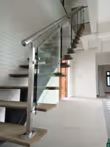 ผลงาน รับติดตั้งราวกั้นกระจก ราวระเบียงกันตก ราวบันไดกระจกเทมเปอร์ - glass-railing-5.jpg